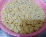 A picture of step 2 of Chicken veggies macroni.