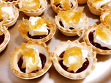 Tarteletas con queso Camembert y confitura de frutos rojos