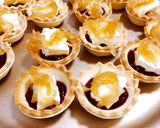 Foto del paso 2 de la receta: Tarteletas con queso Camembert y confitura de frutos rojos
