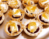 Foto del paso 2 de la receta: Tarteletas con queso Camembert y confitura de frutos rojos