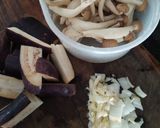 Foto langkah ke 1 dari resep Tumis Terong Jamur.