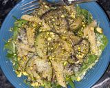 Une image de l'étape 4 de Penne, crème de basilic & pistaches avec de l'aubergine.