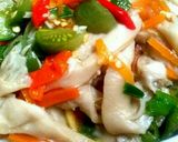 Foto langkah ke 4 dari resep Tumis jamur pedas #feat wortel.