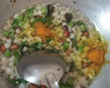 A picture of step 2 of Kanda poha.