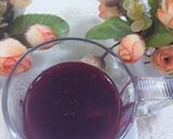A picture of step 2 of Black currant and strawberry sauce.