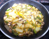 Foto del paso 3 de la receta: Tortilla de patata, espárragos y champiñones