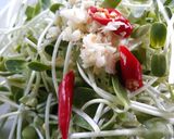 รูปขั้นตอนการทำที่ 2 ของ ต้นอ่อนทานตะวันผัดน้ำมันหอยหมูกรอบ