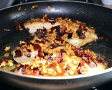 Foto del paso 5 de la receta: Filete de pescado al ajillo