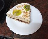 Foto del paso 8 de la receta: Tarta de mousse con kiwi y almendras