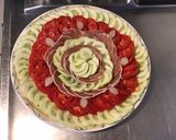 Une image de l'étape 6 de Salade de tomates et concombre au lonzo,cornichons et petits oignons.