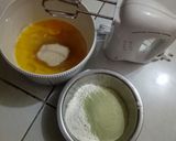 Foto langkah ke 1 dari resep Bolu kukus matcha latte.