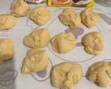 Foto langkah ke 5 dari resep Donat Bunga Empuk Tanpa Kentang.