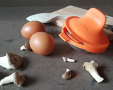 Foto del paso 3 de la receta: Sartén de huevo poché con setas y ajos tiernos