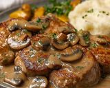 Foto del paso 5 de la receta: Lomo de Cerdo con Salsa de Champiñones, Arroz Verde y Ensalada Rusa