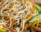 Hình bước làm 4 của món Mì Udon Khô Xào Tôm, Đậu Que & Cà Rốt