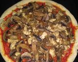 Foto del paso 3 de la receta: Pizza de pollo, tomatitos Cherri y champiñones