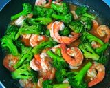 Foto langkah ke 5 dari resep Cah Brokoli Udang.