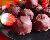Foto del paso 6 de la receta: Bombones de leche condensada saludable y fresas