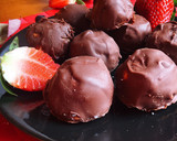 Foto del paso 6 de la receta: Bombones de leche condensada saludable y fresas