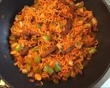Une image de l'étape 4 de Nouilles chinoises au bœuf poivron chou kale poivrons oignons et tomates.