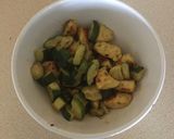 A picture of step 5 of Curry chicken breasts with zucchini/courgette.