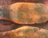 Foto del paso 4 de la receta: Salmón al horno en salsa de mostaza y miel, con berenjenas asadas
