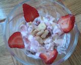 Foto del paso 3 de la receta: Frutillas con frutos secos y yogurt