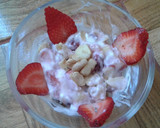 Foto del paso 3 de la receta: Frutillas con frutos secos y yogurt