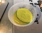 Une image de l'étape 2 de Filets de poulet marinés grillés aux épices et pesto d'herbes.