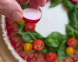 Foto del paso 2 de la receta: Ensalada con forma de corona navideña 🎨 Los colores unidos de la naturaleza en Navidad veraniega 🎄