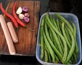 Foto langkah ke 1 dari resep Tumis Buncis Sosis Saos Tiram.