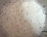 Foto del paso 3 de la receta: Noodles fritos con huevo y atún sobre crema de espinacas y setas