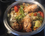 Foto del paso 8 de la receta: Pollo asado con manzanas, tomates y pimientos