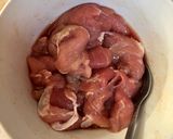 รูปขั้นตอนการทำที่ 1 ของ หมูผัดน้ำมันหอยราดคะน้า
