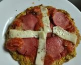 Foto del paso 11 de la receta: "Pizza" con base de coliflor al sartén de salchicha, queso y tomate🧀🍅🥫🍕