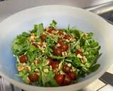 Foto del paso 2 de la receta: Ensalada de canónigos con queso de cabra, nueces y mermelada de frambuesa
