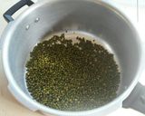 A picture of step 1 of Pressure cooker Coconut Green grams (ndengu).