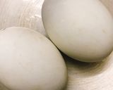 Hình bước làm 1 của món Trứng vịt lộn hầm ngải cứu thuốc bắc
