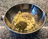 Foto del paso 2 de la receta: Pancitos de salame, de queso y de ajo