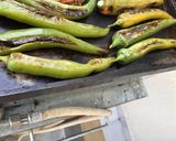 Une image de l'étape 3 de Piments verts marocains grillés.