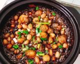 Hình bước làm 2 của món Đậu phộng nấm rơm kho tiêu
