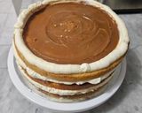Foto del paso 31 de la receta: Memory Cake de Vainilla, Dulce de Leche y Buttercream de Chocolate Blanco (Torta de cumpleaños)