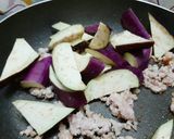 Hình bước làm 1 của món Cà tím xào thịt