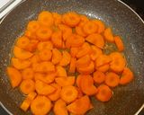Joghurtos csirke zöldborsós krumplipürével és párolt répával recept fázis 9 fotója