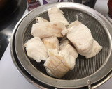 Foto del paso 2 de la receta: Pastel de merluza y gambas con salsa de piquillos