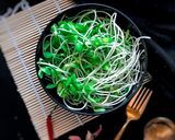รูปขั้นตอนการทำที่ 1 ของ ต้นอ่อนทานตะวันผัดน้ำมันหอยใส่หมู