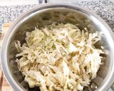 Foto del paso 1 de la receta: Repollo con huevo y queso como acompañamiento