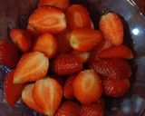 Foto langkah ke 1 dari resep Korean Strawberry Milk.