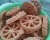 Foto langkah ke 4 dari resep Kembang goyang gurih renyah anti berminyak.