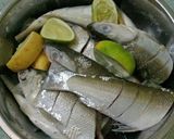 Foto langkah ke 1 dari resep Asem asem bandeng kuah kemangi.